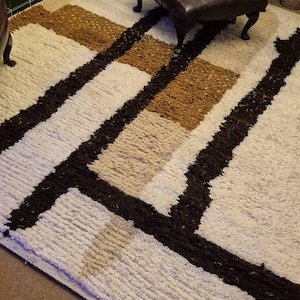 Minimalist Moroccan Beni Ourain Rug – Handmade Wool Area Rug with Bold Linear Geometric Design in Ivory & Brown - Image 3